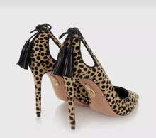 Cargar imagen en el visor de la galería, AQUAZZURA FOREVER MARILYN CHEETAH PRINT HEELS (SZ 40)
