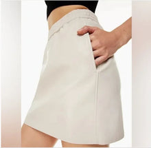 Cargar imagen en el visor de la galería, Aritzia Babaton Faux Leather Mini Skirt (LG)
