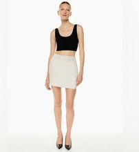 Cargar imagen en el visor de la galería, Aritzia Babaton Faux Leather Mini Skirt (LG)
