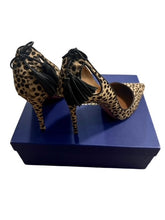 Cargar imagen en el visor de la galería, AQUAZZURA FOREVER MARILYN CHEETAH PRINT HEELS (SZ 40)
