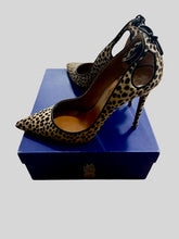 Cargar imagen en el visor de la galería, AQUAZZURA FOREVER MARILYN CHEETAH PRINT HEELS (SZ 40)
