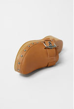 Cargar imagen en el visor de la galería, KIDS/ BUCKLE STUDDED LEATHER CLOGS (SZ 4)
